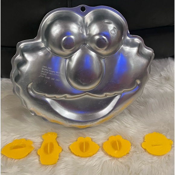 Wilton ELMO Sesame Street 6pc Cookie Cutters + Metal Cake Baking Pan Bundle Set - Picture 2 of 11